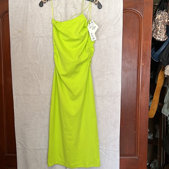 Zara NWT Bloggers Favorite Lime Green Asymmetrical Shoulder Midi Dress Medium - Picture 1 of 12